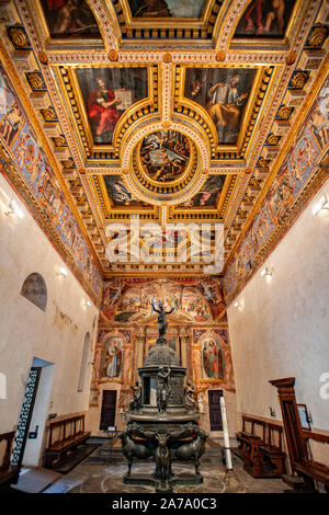 Italia Marche Osimo Battistero San Giovanni Battista Fonte Dei fratelli Iacometti Battesimale opera di Recanati | Italien Marche Osimo Baptisterium San Giovanni Battista Quelle Taufe Werk der Brüder Iacometti von Recanati Stockfoto