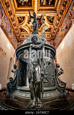 Italia Marche Osimo Battistero San Giovanni Battista Fonte Dei fratelli Iacometti Battesimale opera di Recanati | Italien Marche Osimo Baptisterium San Giovanni Battista Quelle Taufe Werk der Brüder Iacometti von Recanati Stockfoto