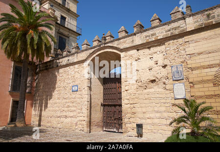Das Tor zum Patio de Armas in der Alcázar von Jerez de la Frontera, Andalusien, Spanien. Stockfoto
