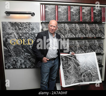 Buch: 'GOLD' unterzeichnen mit Sebastiao Salgado, TASCHEN BUCHHANDLUNG PARIS Stockfoto