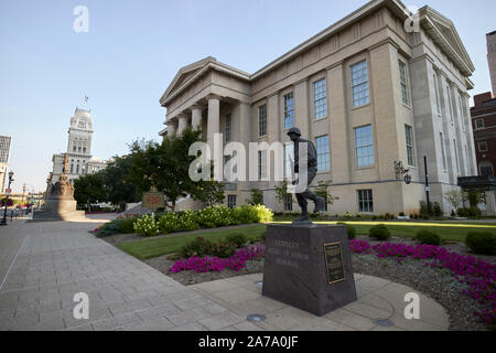 Kentucky Ehrenmedaille memorial Statue von John c. Squires außerhalb der Metro Hall Ehemaliger Jefferson County Courthouse Gebäude Louisville Kentucky USA Stockfoto