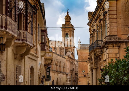 Fassade des Palazzo Santa Sofia und Verkündigung Glockenturm der Kirche Stockfoto