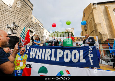 Oktober 31, 2019, Neapel, Kampanien, Italien: Italien, General Streik der Metallarbeiter, mit den Verantwortlichen entlassen Whirpool Arbeitnehmer für die Straßen von Neapel. (Bild: © Fabio Sasso/ZUMA Draht) Stockfoto