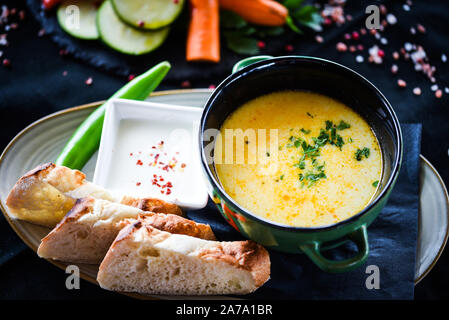 Griechische Hühnersuppe mit frischem Gemüse und hausgemachtem Brot Stockfoto