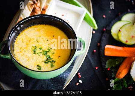 Griechische Hühnersuppe mit frischem Gemüse und hausgemachtem Brot Stockfoto