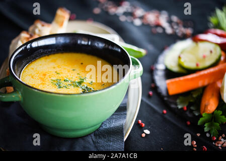 Griechische Hühnersuppe mit frischem Gemüse und hausgemachtem Brot Stockfoto