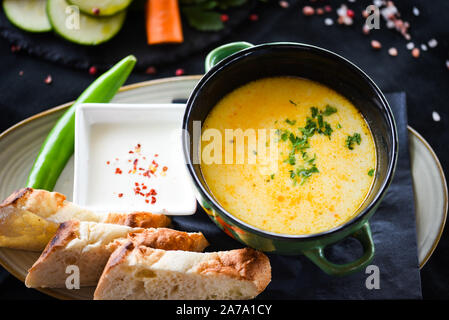 Griechische Hühnersuppe mit frischem Gemüse und hausgemachtem Brot Stockfoto
