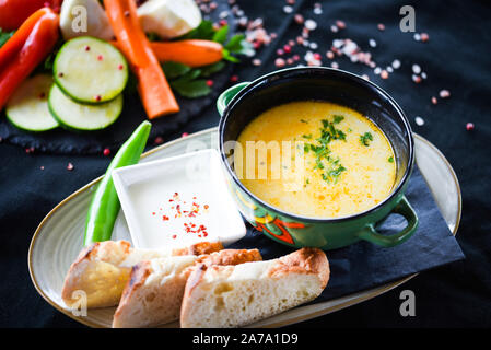 Griechische Hühnersuppe mit frischem Gemüse und hausgemachtem Brot Stockfoto