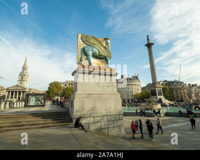 Trafalgar Square in London, England. Auf dem vierten Sockel steht "Der Unsichtbare Feind Soll Es Nicht geben" von Michael Rakowitz. Stockfoto