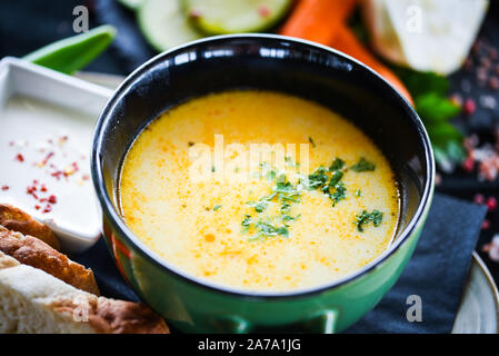 Griechische Hühnersuppe mit frischem Gemüse und hausgemachtem Brot Stockfoto