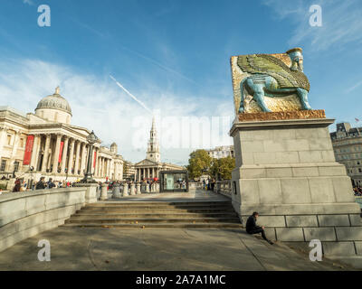 Trafalgar Square mit. "Der Unsichtbare Feind Sollte Nicht Existieren" von Michael Rakowitz (rechts), National Gallery (links) und St Martin in den Feldern (Mitte). Stockfoto
