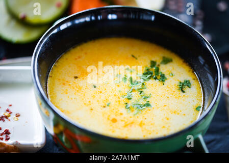 Griechische Hühnersuppe mit frischem Gemüse und hausgemachtem Brot Stockfoto