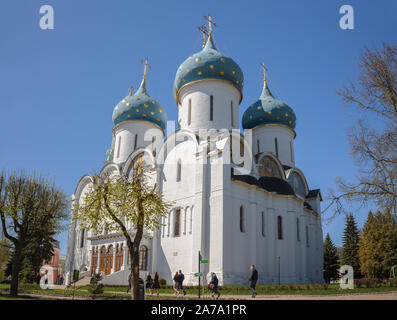 SERGIEV POSAD, Moskau, Russland - 10. MAI 2018: Himmelfahrt (uspensky) Kathedrale in der Dreifaltigkeit Lavra von St. Sergius Stockfoto