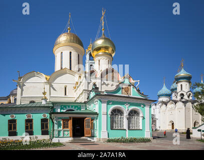 SERGIEV POSAD, Moskau, Russland - 10. MAI 2018: Serapion stand, eine der Kapellen der Dreifaltigkeitskathedrale in Heiligen Trinity-Sergius Lavra. Stockfoto