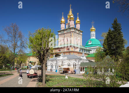 SERGIEV POSAD, Moskau, Russland - 10. MAI 2018: Gate Kirche der Geburt von Johannes dem Täufer im Heiligen Trinity-Sergius Lavra Stockfoto