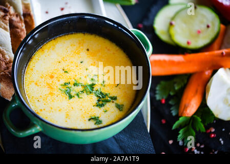 Griechische Hühnersuppe mit frischem Gemüse und hausgemachtem Brot Stockfoto