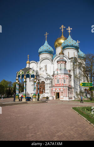 SERGIEV POSAD, Moskau, Russland - 10. MAI 2018: Kathedrale und zwei Kapellen im Heiligen Trinity-Sergius Lavra Stockfoto