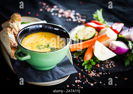 Griechische Hühnersuppe mit frischem Gemüse und hausgemachtem Brot Stockfoto
