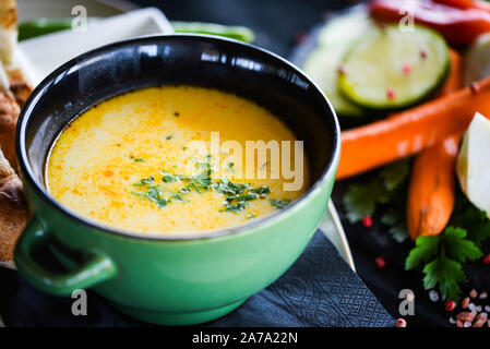 Griechische Hühnersuppe mit frischem Gemüse und hausgemachtem Brot Stockfoto