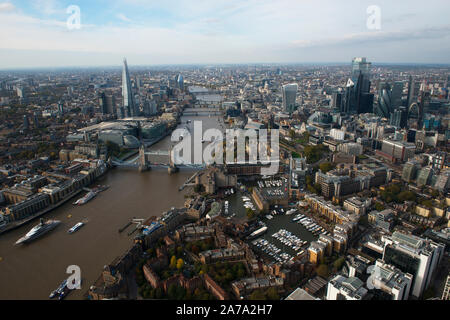 Ein Luftbild der Stadt London Tower Bridge und St Katherines Dock im Vordergrund. Stockfoto