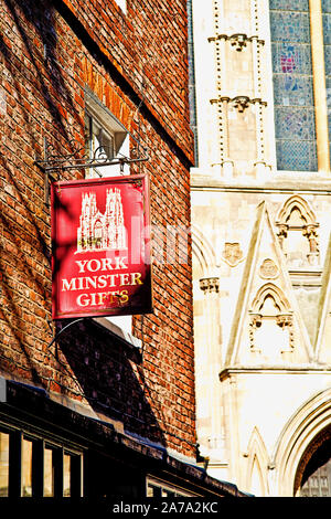 York Minster Geschenk Shop anmelden, Münster Tore, York, England Stockfoto