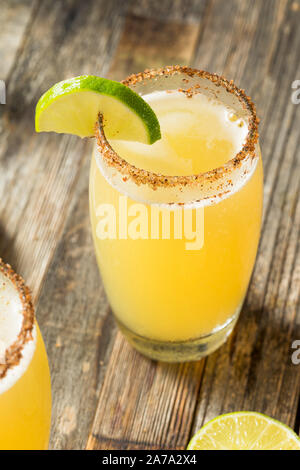 Mexikanisches Bier und Kalk Michelada Cocktail mit Salz Stockfoto