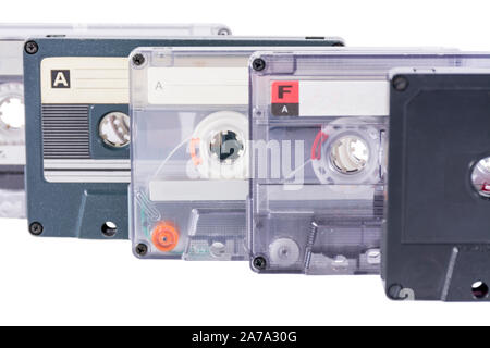 Alte Kassetten auf weißem Hintergrund Stockfoto