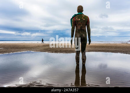 Crosby Strand, dauerhaftes Zuhause" an einen anderen Ort', Skulptur von dem Künstler Antony Gormley. Liverpool, Großbritannien Stockfoto