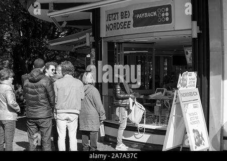 Hier ist die immer beliebten Viktualienmarkt in München, eine belebte Lage sowohl für Essen, Trinken und Gemeinschaftsgeist. Stockfoto