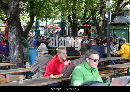 Hier ist die immer beliebten Viktualienmarkt in München, eine belebte Lage sowohl für Essen, Trinken und Gemeinschaftsgeist. Stockfoto