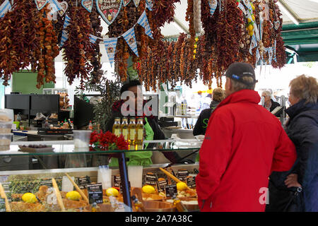 Hier ist die immer beliebten Viktualienmarkt in München, eine belebte Lage sowohl für Essen, Trinken und Gemeinschaftsgeist. Stockfoto