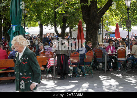 Hier ist die immer beliebten Viktualienmarkt in München, eine belebte Lage sowohl für Essen, Trinken und Gemeinschaftsgeist. Stockfoto