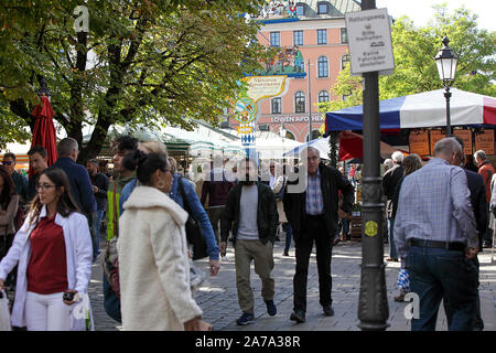 Hier ist die immer beliebten Viktualienmarkt in München, eine belebte Lage sowohl für Essen, Trinken und Gemeinschaftsgeist. Stockfoto