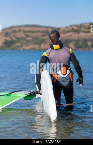 Detail der Wind surfer mit Brett und Segel während der Vorbereitung für die Fahrt. Stockfoto