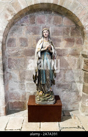 Novalis, Finistere/Frankreich - 24. August 2019: Blick auf religiöse Statue in die Abtei Sainte-Croix in Quimperle Stockfoto