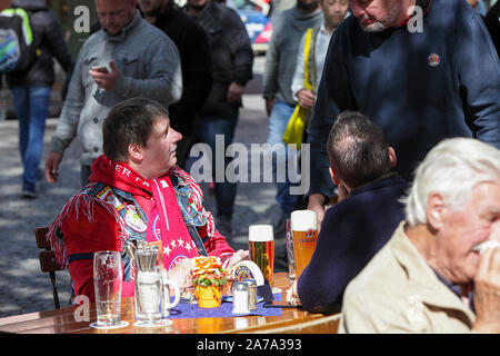 Hier ist die immer beliebten Viktualienmarkt in München, eine belebte Lage sowohl für Essen, Trinken und Gemeinschaftsgeist. Stockfoto