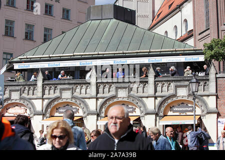 Hier ist die immer beliebten Viktualienmarkt in München, eine belebte Lage sowohl für Essen, Trinken und Gemeinschaftsgeist. Stockfoto