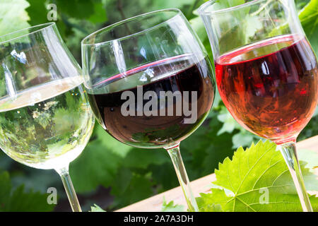 Rot, weiß, rose Wein in Gläsern Stockfoto