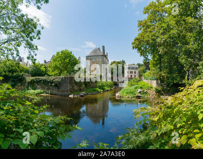 Novalis, Finistere/Frankreich - 24. August 2019: Die historische Altstadt von Novalis in der südlichen Bretagne Stockfoto