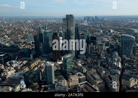 Die City von London, seine finanziellen Bezirk mit dem Walkie Talkie und die Themse nach Osten, als aus der Luft gesehen Stockfoto