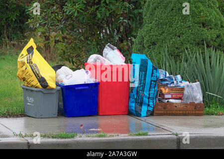 Recycling Fächer und Taschen am Straßenrand zur Abholung bereit. Stockfoto