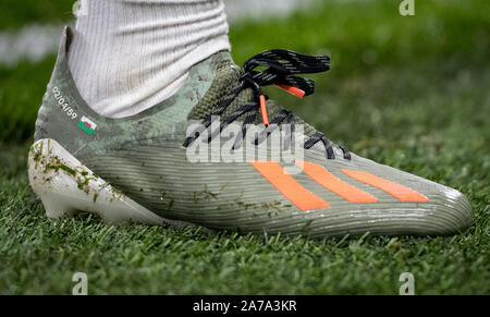 London, Großbritannien. 30 Okt, 2019. Die Adidas X Fußballschuhe von Daniel James von Man Utd anzeigen 02/04/59 & die Wales Flagge während der carabao Cup Runde 16 Spiel zwischen Chelsea und Manchester United an der Stamford Bridge, London, England am 30. Oktober 2019. Foto von Andy Rowland. Credit: PRiME Media Images/Alamy leben Nachrichten Stockfoto