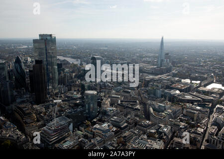 Die City von London mit dem Walkie Talkie und die Themse nach Osten, als aus der Luft gesehen Stockfoto