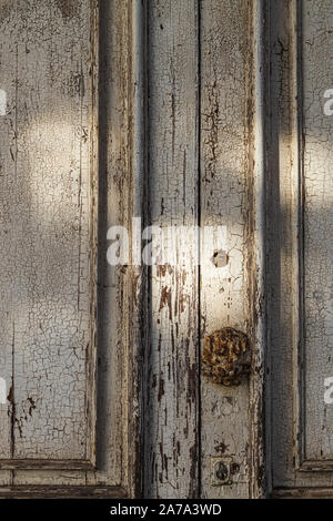 Risse im Lack auf eine alte Tür auf ein heruntergekommenes Haus in San Cristobel de La Laguna, Teneriffa, Kanarische Inseln, Spanien Stockfoto