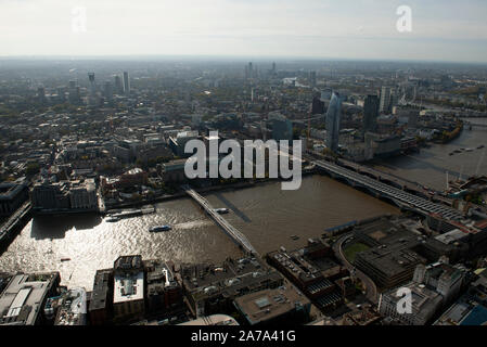Ein Luftbild von Blackfriars über die Themse zu Southwark mit der Millenium Bridge.