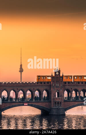 Oberbaumbrücke in Berlin bei Sonnenuntergang mit Blick auf den Fernsehturm Stockfoto