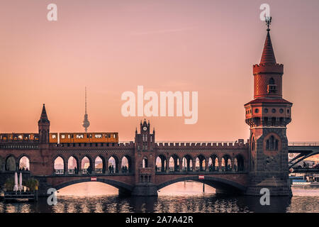 Oberbaumbrücke in Berlin bei Sonnenuntergang mit Blick auf den Fernsehturm Stockfoto