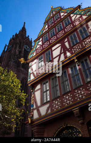 Blick auf den Dom und einem umgebauten historischen Gebäude Stockfoto