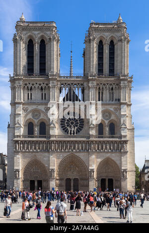 Paris (Frankreich), 20-April-2015, die westliche Fassade von Notre Dame in Paris, mit den beiden Türmen Stockfoto