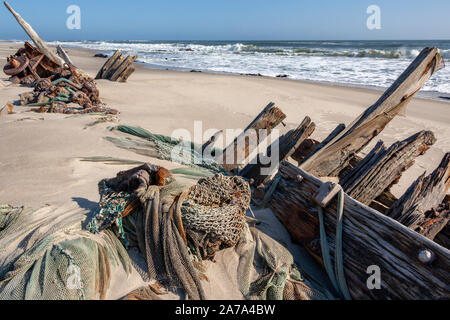 Wrack eines alten hölzernen Fischerboot an der Skelettküste in Namibia. Stockfoto